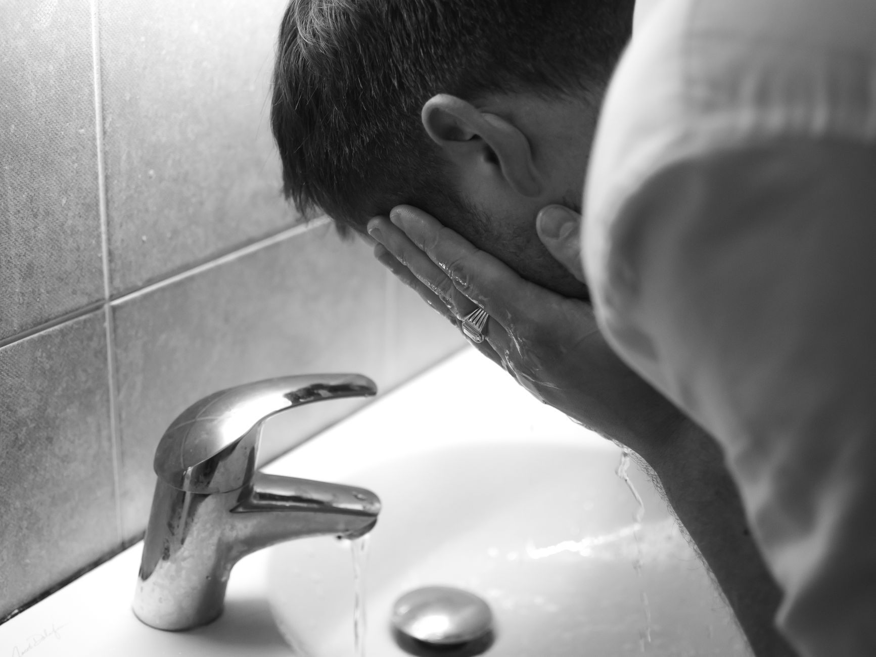 Cold Water Face Washing: What It Actually Does for Your Skin